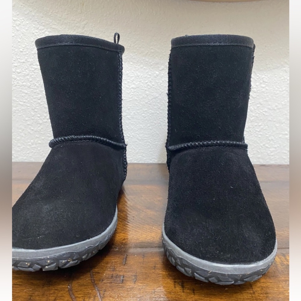 Minnetonka Black Suede Backus Boot Size 6